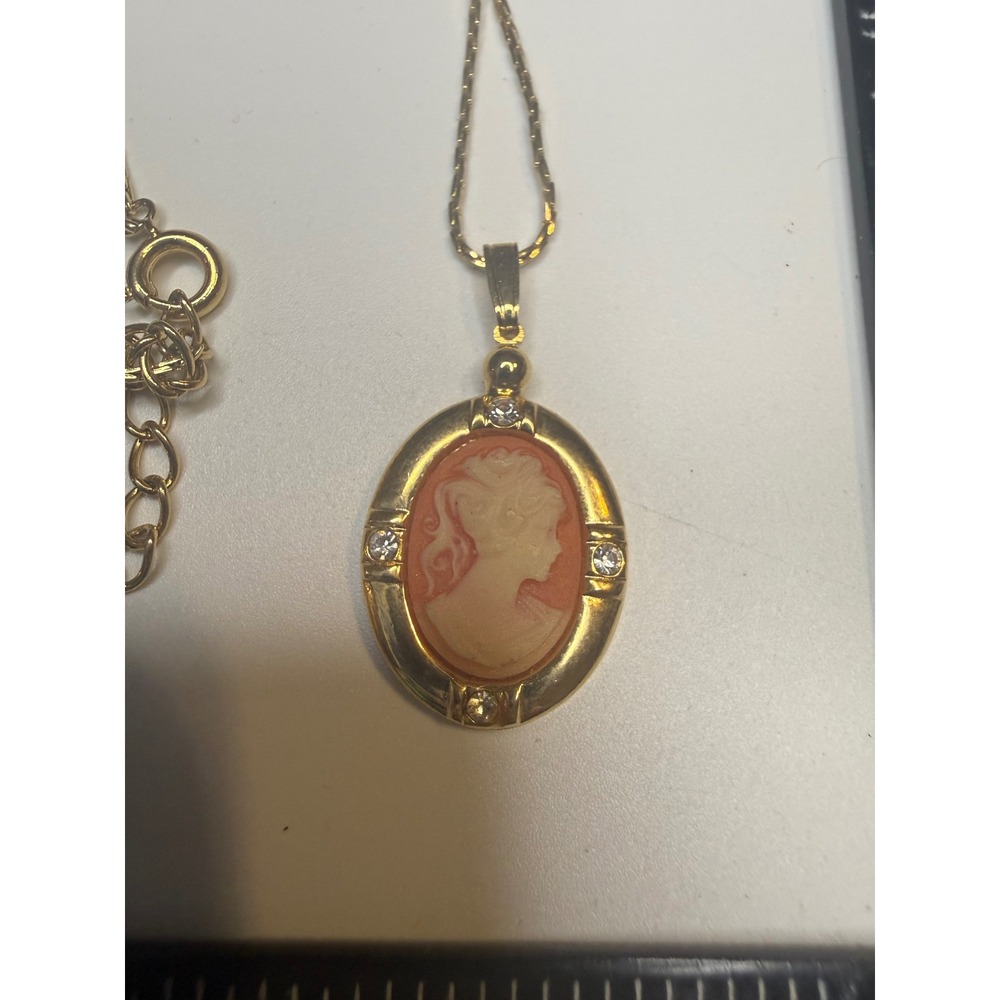 Vintage Gold Tone Cameo Pendant Necklace Peach Rhinestone Accent Oval Adjustable